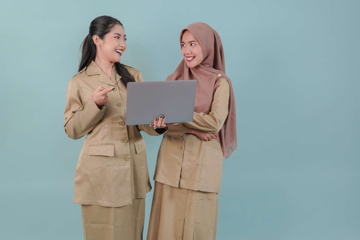 dua orang PNS (Pegawai Negeri Sipil)