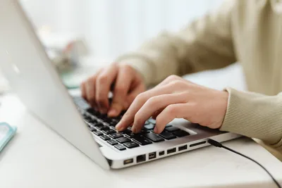 menggunakan laptop